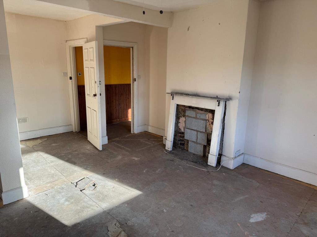 Lot: 138 - FREEHOLD FORMER HOTEL NOW ARRANGED AS TWO LARGE MAISONETTES WITH POTENTIAL - One of the rooms in the vacant upper floor